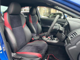 運転席まわりには十分なスペースがあり、大柄な方でもゆったり運転していただける環境です。