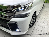 【LEDヘッドライト】悪天候や夜間走行時も良好な視界を確保し安心して運転できる高輝度LEDヘッドライトを装備!点灯速度が早く、消費電力も抑えられています。