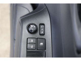 鍵の施錠開錠に合わせてドアミラーが開閉するオート格納機能付きのドアミラー。少し離れた場所からでも見た目で鍵の閉め忘れの確認が出来る便利な機能です。