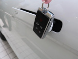 【キーレスエントリー】バッグやポケットからキーを取り出すことなく車にアクセスして、ロックとアラームを設定できます。 毎日の利便性をさらに高める機能です。