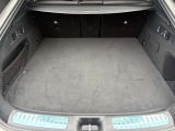 ゆったりとしたトランクルームでございます。たくさんのお荷物の車載が可能でございます。