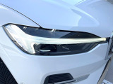 【LEDヘッドライト】明るく眩しいハイビームを先行車や対向車に照射しないオートハイビームを備えたLEDヘッドライト。北欧神話に登場するトールハンマーをモチーフにした、一目でボルボとわかるデザイン。
