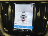 【360&deg;ビューカメラ】4台の高解像度カメラで360度の鳥瞰図を表示。隣の車や壁、死角にある障害物などを画面で確認できるため、狭いスペースでの駐車・出入りも安心です。