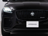 E-PACEをスポーティに演出するのがJブレードシグネチャー付きLEDヘッドランプに挟まれた大胆なハニカムメッシュグリルです。ダイナミックなルーフラインはリヤスポイラーと一体化しクーペスタイルを演出!