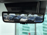 【デジタルインナーミラー(トヨタ)】車両後方カメラの映像をルームミラーに映すことが出来ます。 そのため、後席に人や荷物があって後方が見えづらい場合でもしっかり視界を確保することが出来ます。