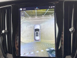 【360&deg;ビューカメラ】4台の高解像度カメラで360度の鳥瞰図を表示。隣の車や壁、死角にある障害物などを画面で確認できるため、狭いスペースでの駐車・出入りも安心です。