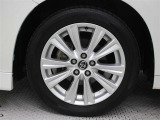 純正アルミホイールは精度が高く、走行の安定性が優れています。タイヤサイズ235/50R18