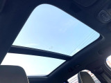【パノラマガラスルーフ】固定式のガラスルーフで明るい車内空間を演出。日差しの強い日は電動スライドカーテンで調整するなど、季節を問わず開放的なドライブをお楽しみいただけます。