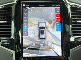 【360&deg;ビューカメラ】4台の高解像度カメラで360度の鳥瞰図を表示。隣の車や壁、死角にある障害物などを画面で確認できるため、狭いスペースでの駐車・出入りも安心です。