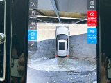 【360&deg;ビューカメラ】4台の高解像度カメラで360度の鳥瞰図を表示。隣の車や壁、死角にある障害物などを画面で確認できるため、狭いスペースでの駐車・出入りも安心です。