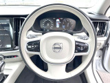 【ステアリングスイッチ】運転中、前方から目線をそらさずにオーディオ等の操作ができるよう、適切に配置されたスイッチ類。安心&快適なドライブを演出してくれる便利な機能です。