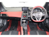 操作性に優れた運転席となります!小物入れや各ボタンの配置にこだわり、使いやすいです!座り心地もよく視認性も良好なのでロングドライブもお任せ下さい!
