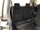 サードシートです。荷物が思ったより多くなった時や、大人数のドライブなど様々なシーンで対応が来ます。片方を畳んで荷物を載せたり、シートアレンジも自由自在。