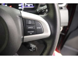 【ステアリングスイッチ】ナビに視線を移さず、ステアリングから手を放さず、運転に集中したまま手元で各種操作が出来ます!