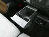 スマホも立てれます。また充電コードも通す事も出来る便利アイテムです!