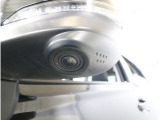 助手席側で見えにくい左前方の映像を、車内のマルチファンクションディスプレイに映し出します。前方への駐車や左寄せ、狭い道でのすれ違いなど、さまざまなシーンで安心して運転できる便利な機能です。