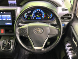 【純正革巻きステアリング】上質な革を使用することで、手にしっかり馴染みとても運転しやすいハンドルです♪