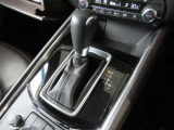 【オートブレーキホールド】停車中にブレーキペダルから足を放しても、ブレーキを自動的に制御して、車両の停車状態を保持する機能です。信号待ちなどの停車時に運転者の負担を軽減します。