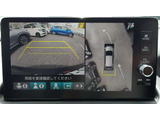 マルチビューカメラシステムは、前後左右のカメラで映した周囲の映像をナビゲーション画面に表示し、ドライバーの死角を減らすことで運転負荷を軽減する機能です☆