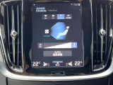 【4ゾーンエアコンディショナー】運転席と助手席および後席左右のシートでそれぞれお好みの温度に設定可能。同乗者にも配慮した、最適な車内空間をお届け致します。