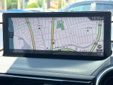 【8.8インチマツダコネクト】車内の雰囲気にマッチした大型のディスプレイ。スマホ接続でのナビ使用やBluetooth再生等、様々な機能が楽しめます。直感的なダイヤル操作が可能で、使い勝手も良好です。