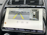■苦手な人が多い駐車場での車庫入れや狭い道でも大丈夫です/クルマの前後左右にカメラを設置してモニターで表示してくれるため、運転席から見えにくい場所を映し出してドライブをサポートします!