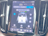 【オートエアコン】一度お好みの温度に設定すれば、車内の温度を検知し風量や温度を自動で調整。暑い&hellip;寒い&hellip;と何度もスイッチ操作をする必要はありません。快適な車内空間には必須の機能ですね。