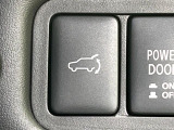 【パワーバックドア】スマートキーや運転席のボタンを押すだけでリアゲートが自動で開閉します!荷物を持っている時や、高い位置にあるバックドアを閉める際に便利な機能です♪