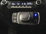 シフトレバー操作部です。シーンや気分に合わせてドライブモードの変更が出来ます。