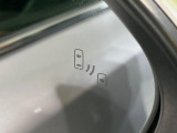 【ブラインドスポットモニター】走行中、ドアミラーの死角になりやすい箇所に後続車が接近するとサイドミラーのレンズに警告を表示!ドライバーに注意喚起をしてくれます。