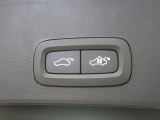 【パワーバックドア】スマートキーや運転席のボタンを押すだけでリアゲートが自動で開閉します!荷物を持っている時や、高い位置にあるバックドアを閉める際に便利な機能です。