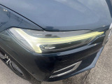 【LEDヘッドライト】ハイビームを先行車や対向車にあてず、その両サイドではハイビーム照射を維持。見える範囲が段違いに広くなりました。北欧神話に登場するトールハンマーをモチーフにデザイン。