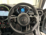 また、MINI正規認定中古車は、エマージェンシーサービスが自動付帯。24時間365日、皆様のカーライフをサポートいたします。確かな安心のうえで、「駆けぬける歓び」をご堪能ください。