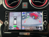 真上から見下ろすような映像で、車庫入れや縦列駐車時に、自車と駐車位置の関係をひと目で確認でき、スムースな駐車をサポート。動く物を検知してお知らせすることで、発進時の安全確認もサポートします。