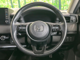 インテリアに合わせたデザインのステアリングは、運転される方のことも考え、運転しやすい形状、大きさです。是非一度、実際に触ってお確かめください。