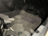 内装工程では、中古車を気持ちよくお乗りいただけるよう清掃しています。ニオイの元となるフロアカーペットまで洗浄・消臭済み?