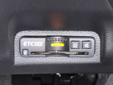ETCカードを差し込めば、高速道路の料金所で停止しなくても通過可能!お支払いはクレジットカードから引落しになるので、管理も楽になりますね。