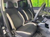 運転席まわりには十分なスペースがあり、大柄な方でもゆったり運転していただける環境です。