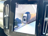 【360&deg;ビューカメラ】4台の高解像度カメラで360度の鳥瞰図を表示。隣の車や壁、死角にある障害物などを画面で確認できるため、狭いスペースでの駐車・出入りも安心です。