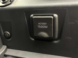 助手席の足元にAC100V/1500W電源が設置されております。