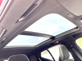 【パノラマガラスルーフ】固定式のガラスルーフで明るい車内空間を演出。日差しの強い日は電動スライドカーテンで調整するなど、季節を問わず開放的なドライブをお楽しみいただけます。
