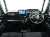 ◆視界広々で非常に運転しやすくロングドライブでも疲れを感じさせないすっきりとまとまったインパネ周りです。