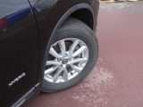 225/65R17タイヤ+専用アルミホイールです。スタッドレスタイヤや各種オプションのご注文も承っております(^^)/