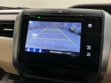 リバースギアに入れるだけで後方の表示へ切り替わります。夜間や雨の日の駐車も楽になりますよ。