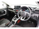 落ち着いた色合いの運転席廻りで飽きの来ないスッキリとしたデザイン♪