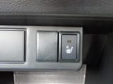 運転席シートには、シートヒーターが付いてるので、寒い時期にはありがたい装備です。