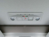 急病時や危険を感じた時には、SOSコールスイッチを押してください。万が一の事故発生時には、エアバッグ展開と連動し自動通報されます。専門のオペレーターが警察や消防への連携をサポートします。