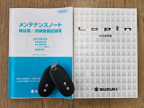 取扱説明書・メンテナンスノート・スマートキー(ポケット等に鍵を入れたままでもドアの解錠&施錠・エンジンの始動が可能)・スペアスマートキーが付いています。