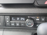 オートエアコン標準装備です。1年中快適な室内を提供!車内温度を設定すると風向き、風量を自動で調節してくれます。