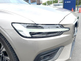 【LEDヘッドライト】ハイビームを先行車や対向車にあてず、その両サイドではハイビーム照射を維持。見える範囲が段違いに広くなりました。北欧神話に登場するトールハンマーをモチーフにデザイン。